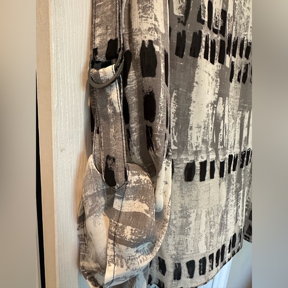 Tunic style sheer 3/4 sleeve blouse - Canadian designer - Picture 2 of 4